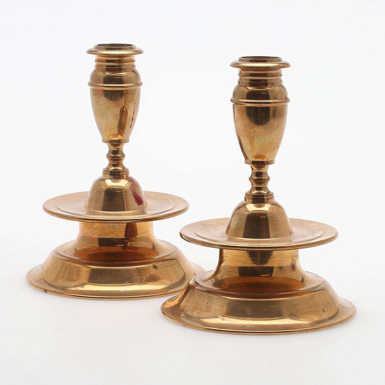 LJUSSTAKAR, ett par, mässing, F.M. Mattsson, Mora. 1900-tal.