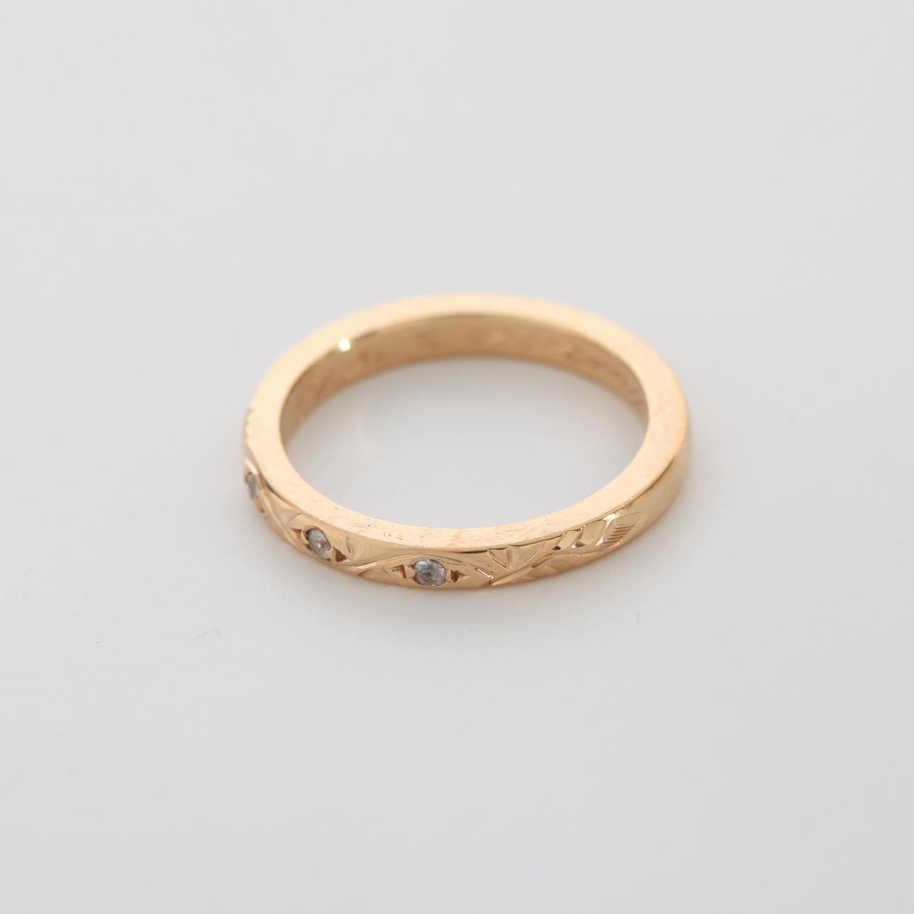 RING MED VITA STENAR, 18K guld, 1918.