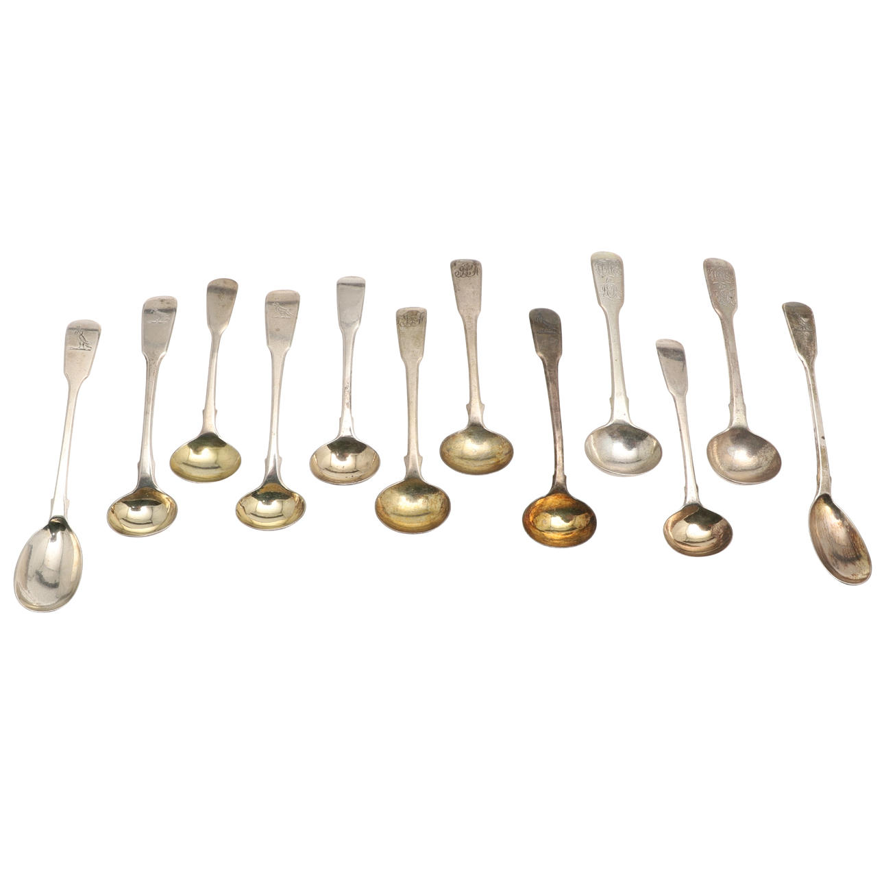 A QUANTITY OF SILVER FIDDLE PATTERN CONDIMENT SPOONS.