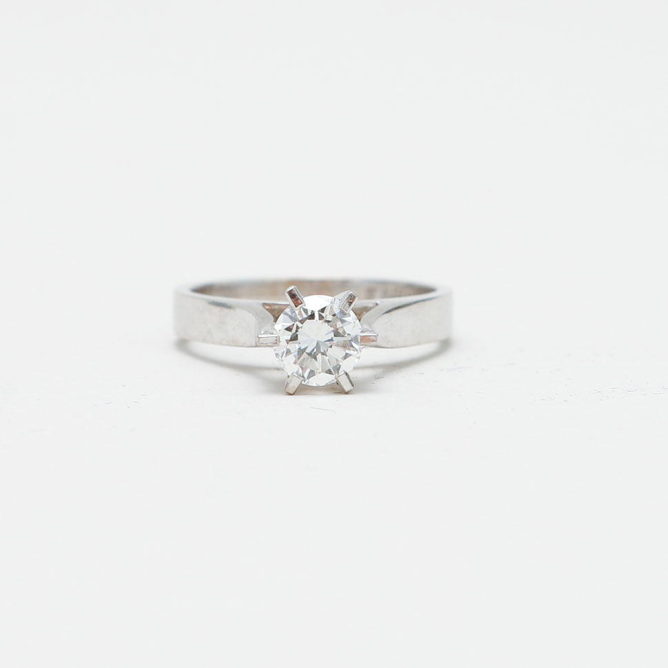 RING, 18k vitguld, briljantslipad diamant, ca 0,90 ct, vikt ca 6,3 gram.