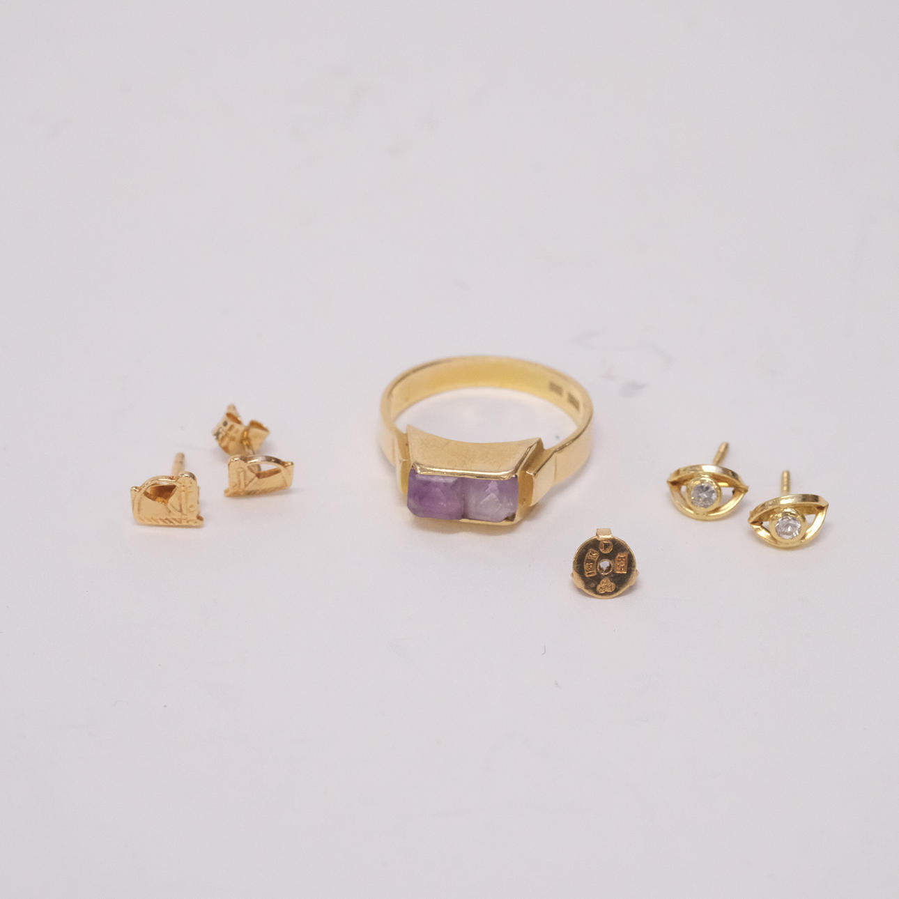 RING OCH TVÅ PAR ÖRHÄNGEN, 18K GULD.