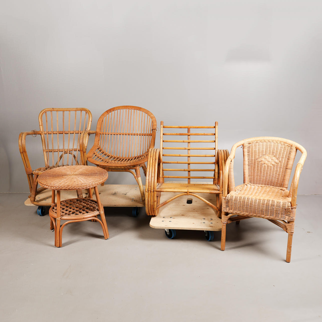 FOUR WICKER CHAIRS & A TABLE (5).