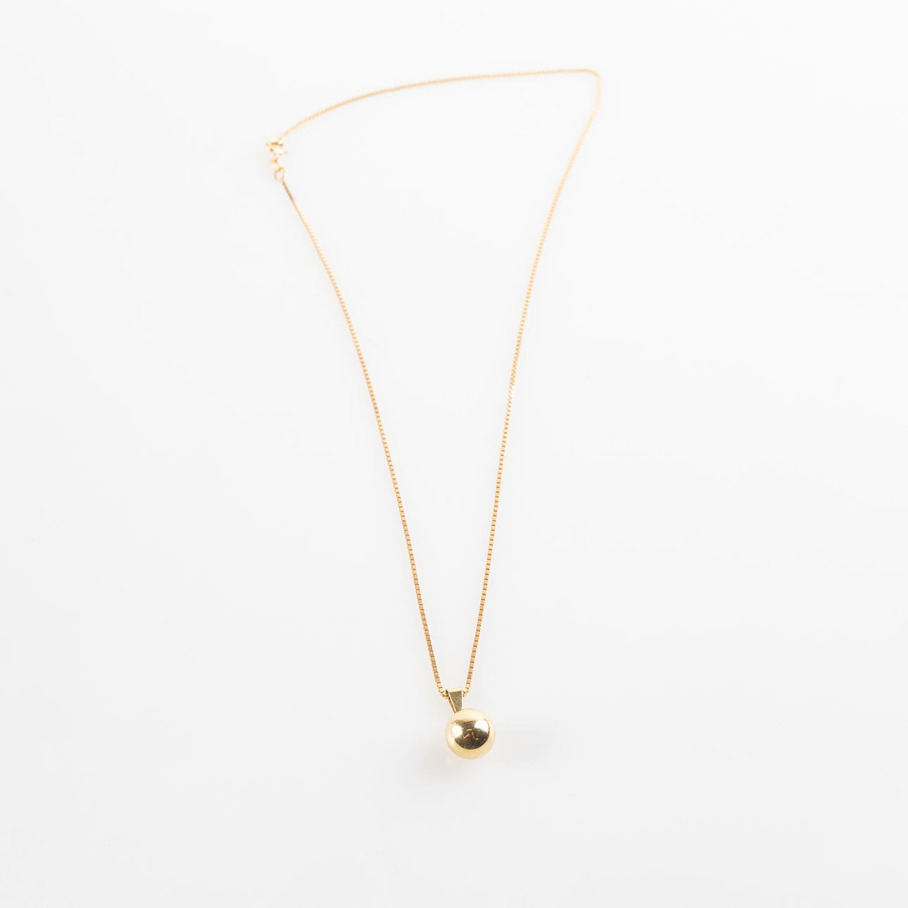 PENDANT WITH CHAIN, 18K gold.