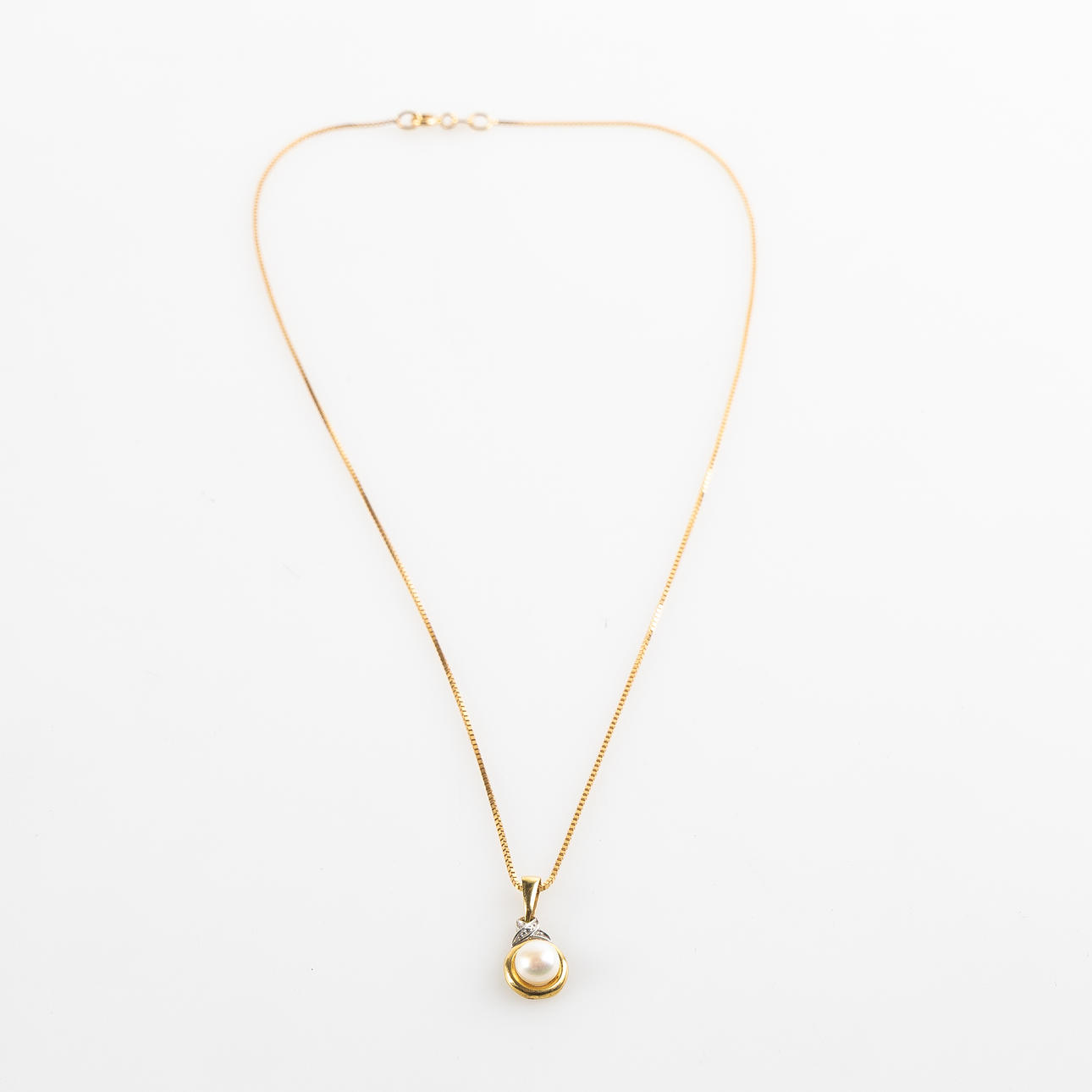 PENDANT WITH CHAIN, 18K gold.