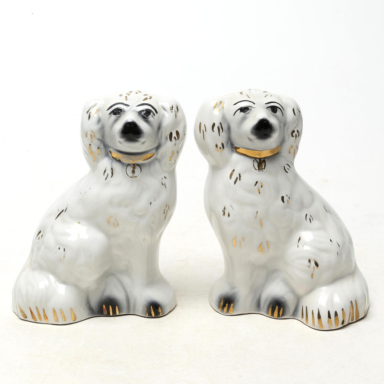 DOGS 2 pcs, porcelain, English type. unsigned.