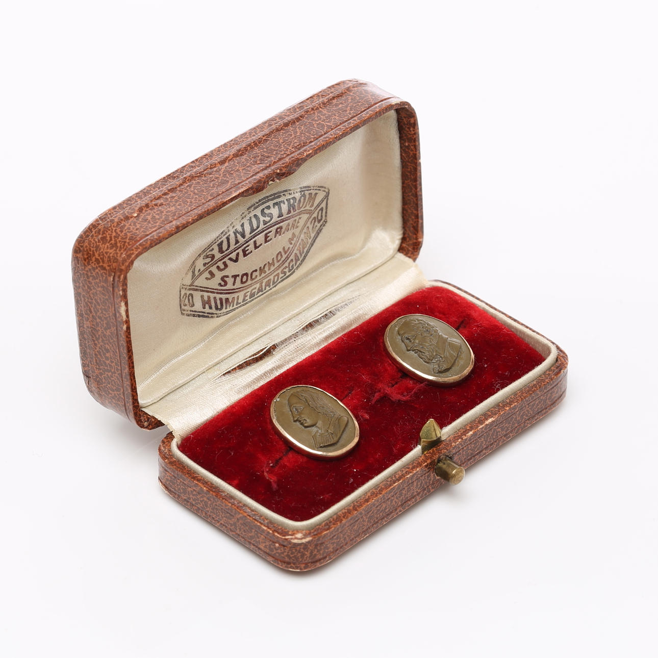MANSCHETTKNAPPAR 2 st, silver med lavacaméer, I Sundström, Stockholm, 1905.