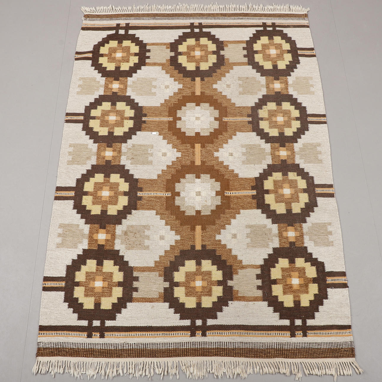 CARPET, röllakan, 243 x 169 cm.