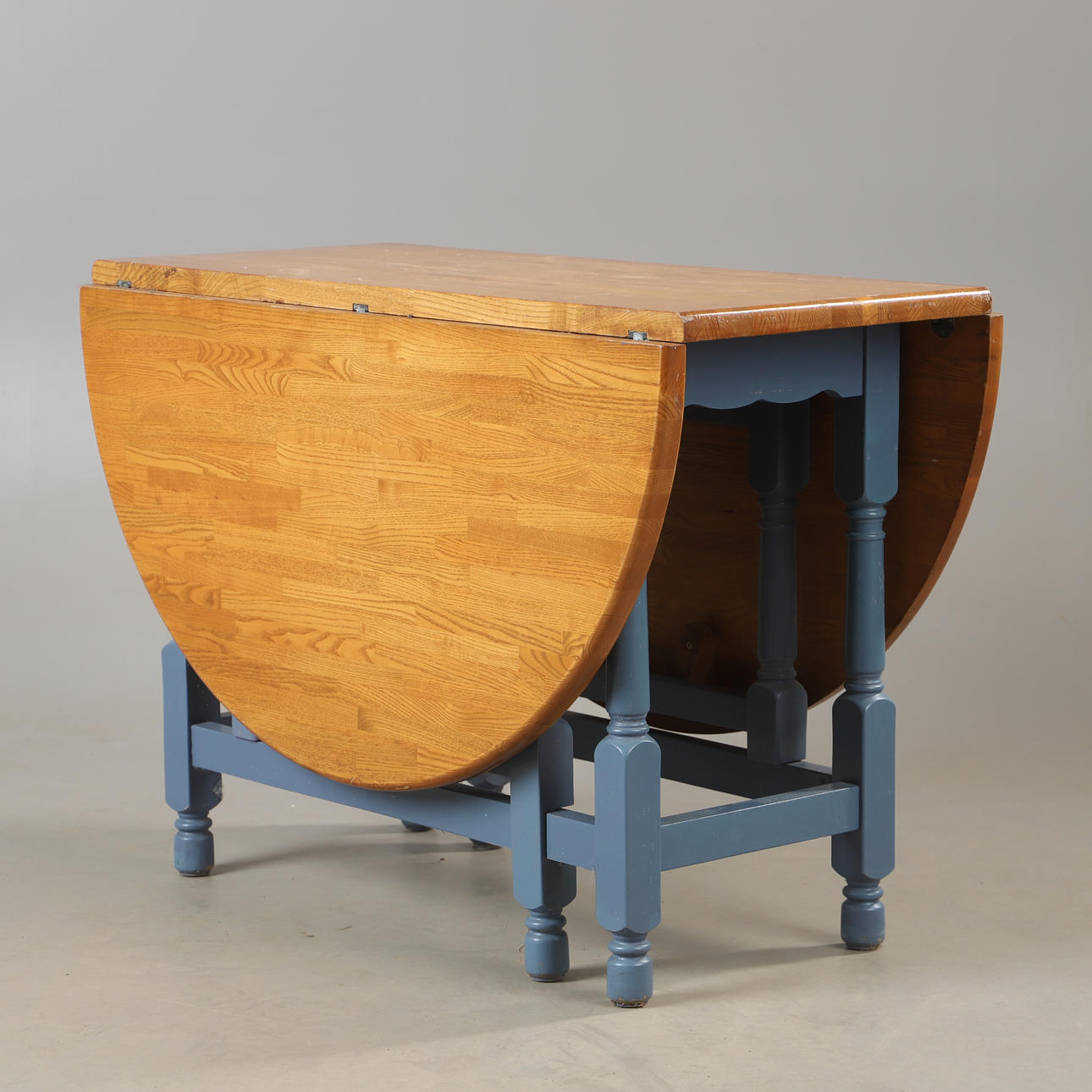 DROP-LEAF TABLE, pine, late 20th century.