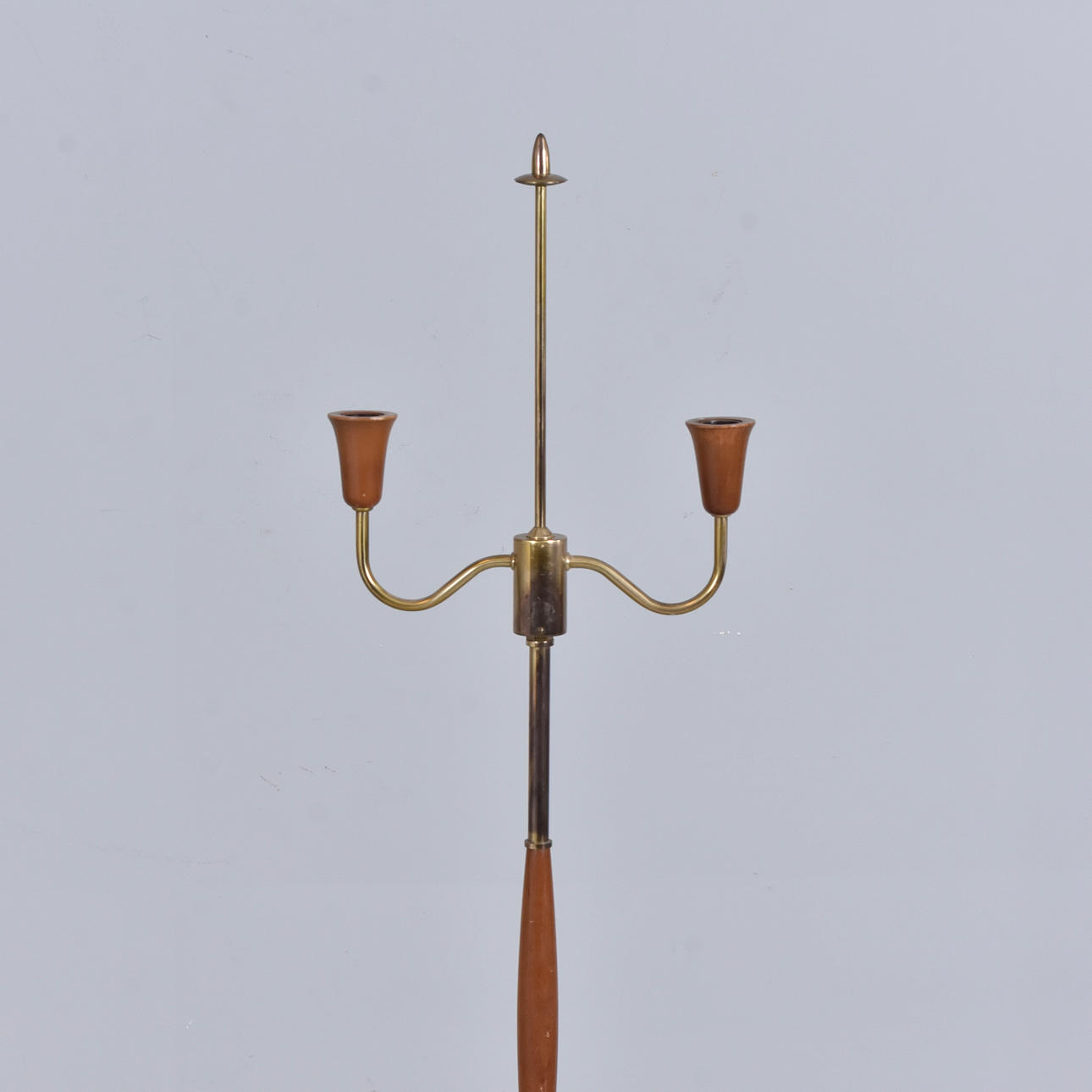 FLOOR LAMP, teak/brass, 1960s/70s.