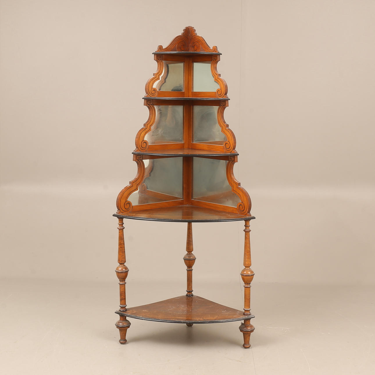 CORNER SHELF, 19th century.