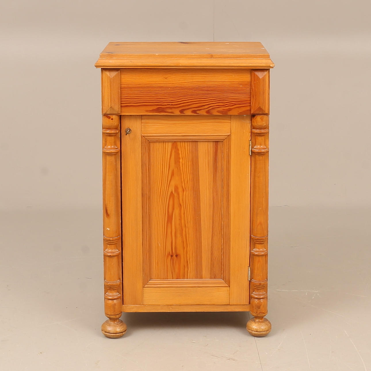 POTTSKÅP, pine, 20th century.