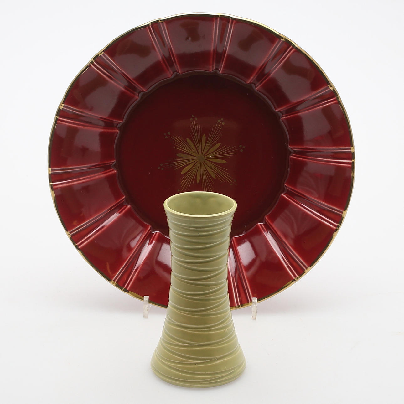 VAS samt FAT, keramik. Bo Fajans, " Röd Rubin", Arthur Percy, Gefle, 1900-tal.