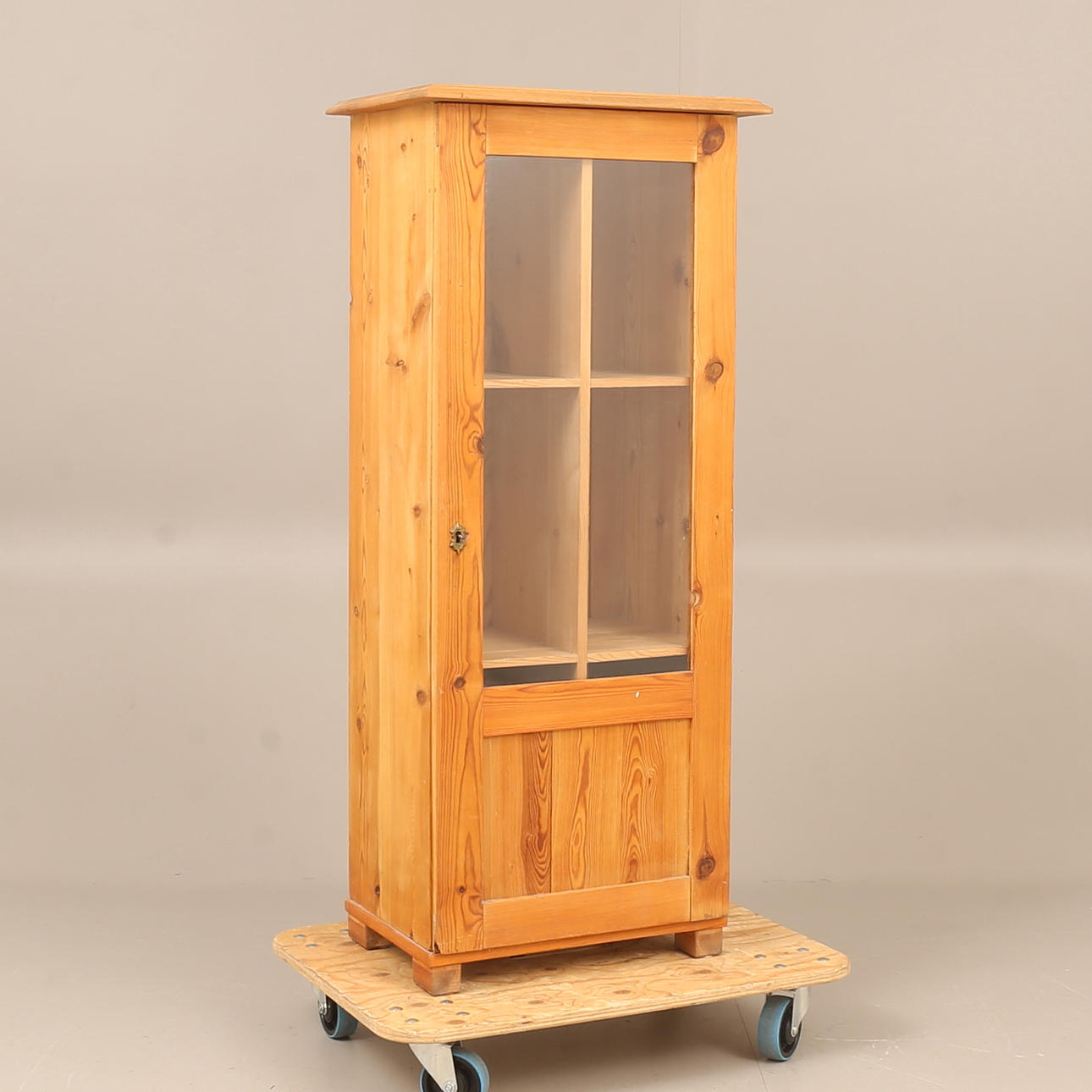 DISPLAY CABINET, pine, early 20th century.
