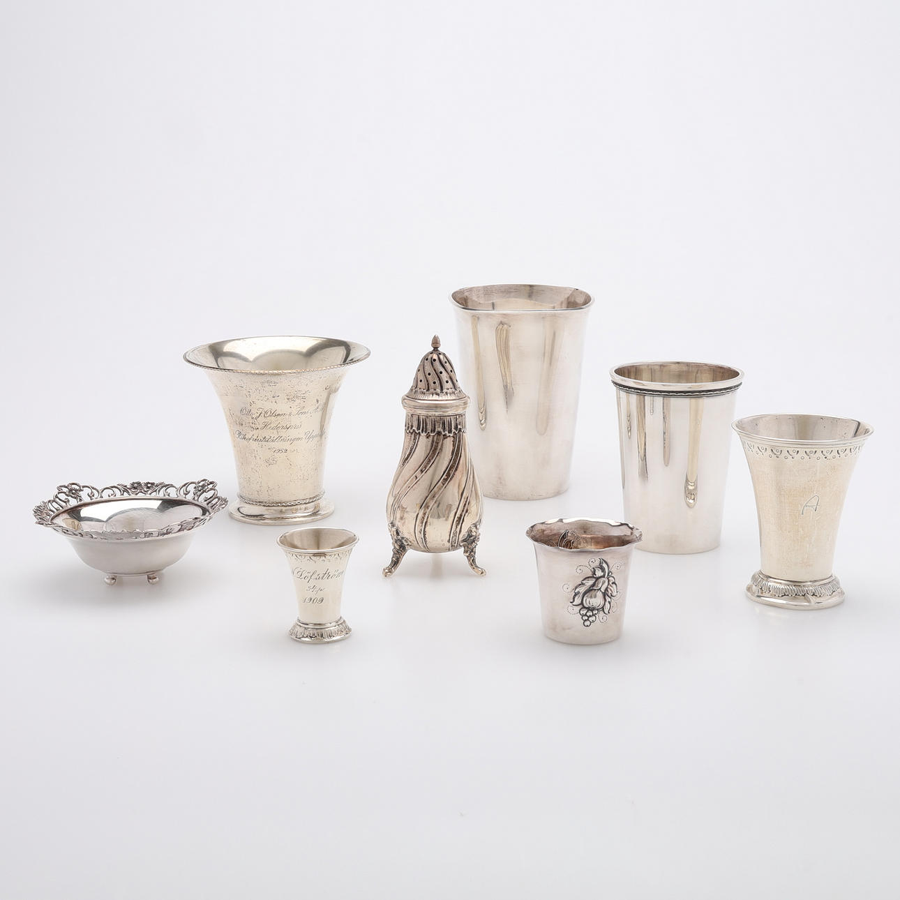 ASSORTED SILVER ITEMS, 8 PIECES, TOTAL APPROX. 738 GRAMS.