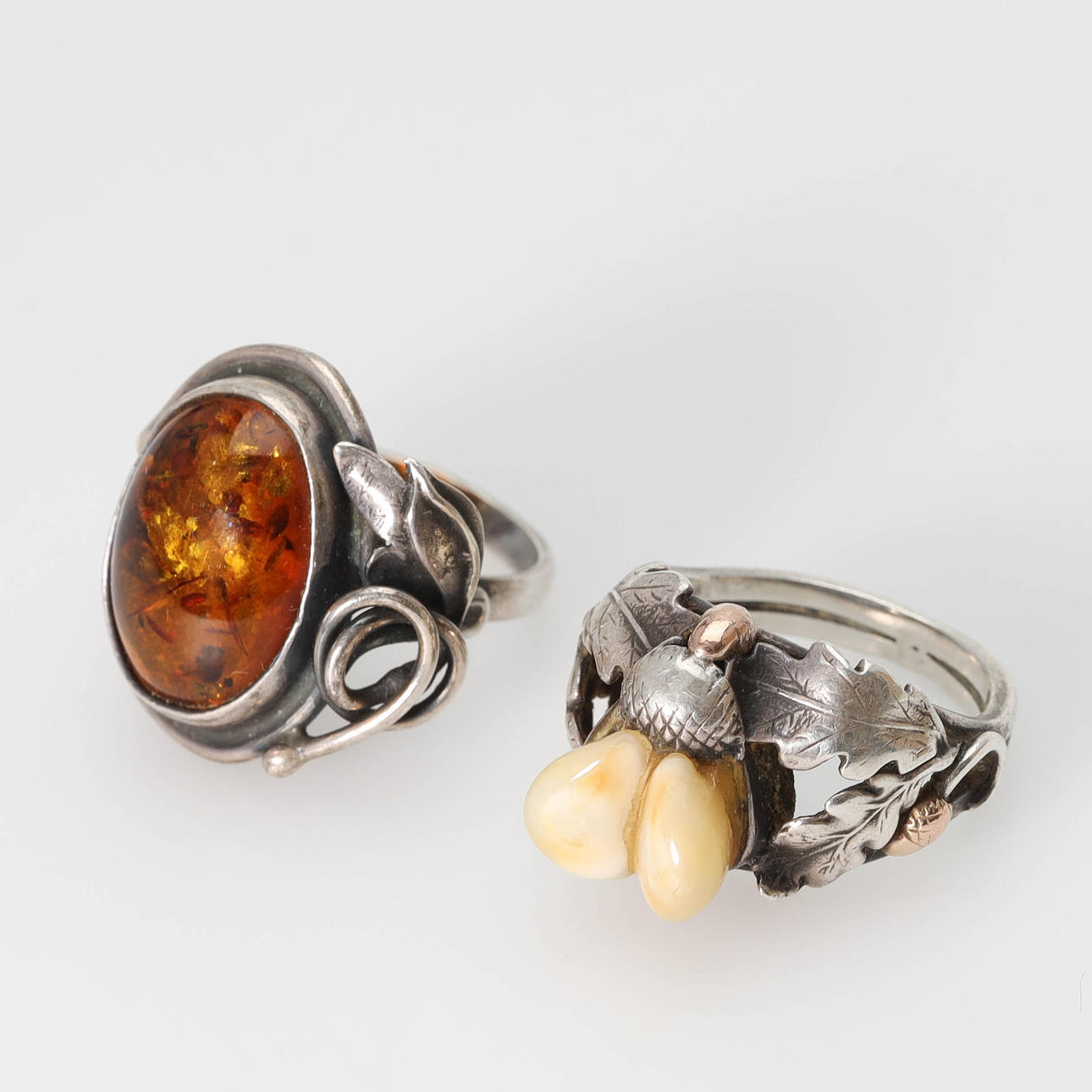 RINGAR, 2 st, silver, bärnsten, grandelring, 1900-tal.