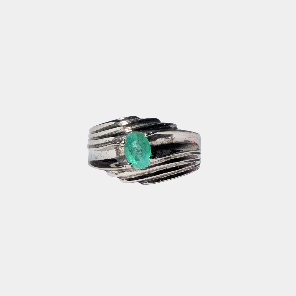 SILVER RING WITH OVAL CUT EMERALD.