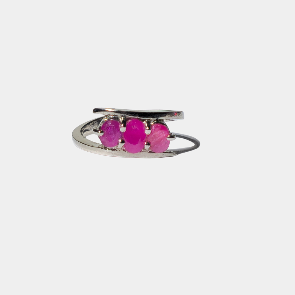 THREE-STONE SILVER RING WITH OVAL-CUT RUBIES.