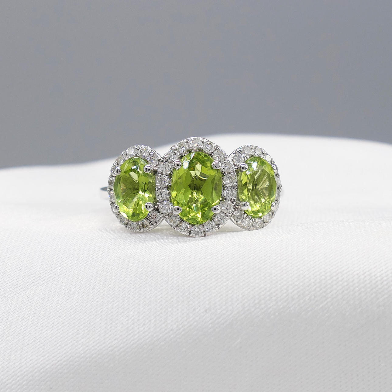 PERIDOT & DIAMOND 3-stone ring.