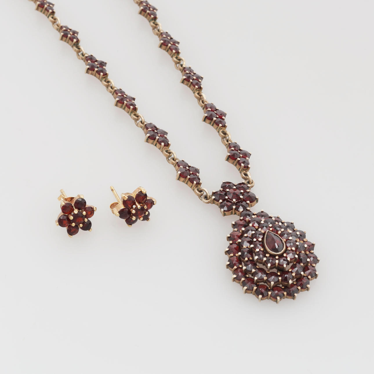 NECKLACE with GARNETS, silver.