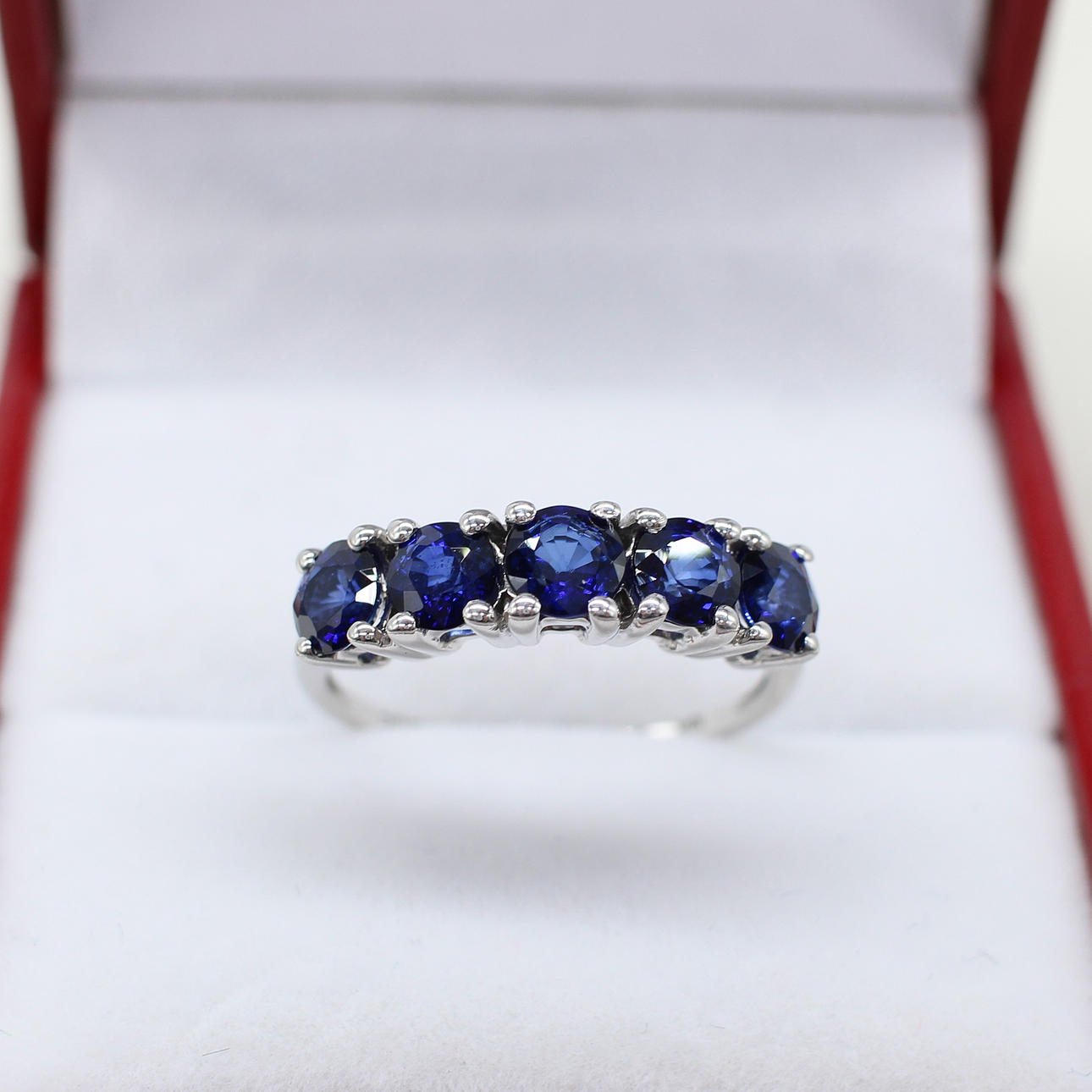 5 x STONE SAPPHIRE RING.