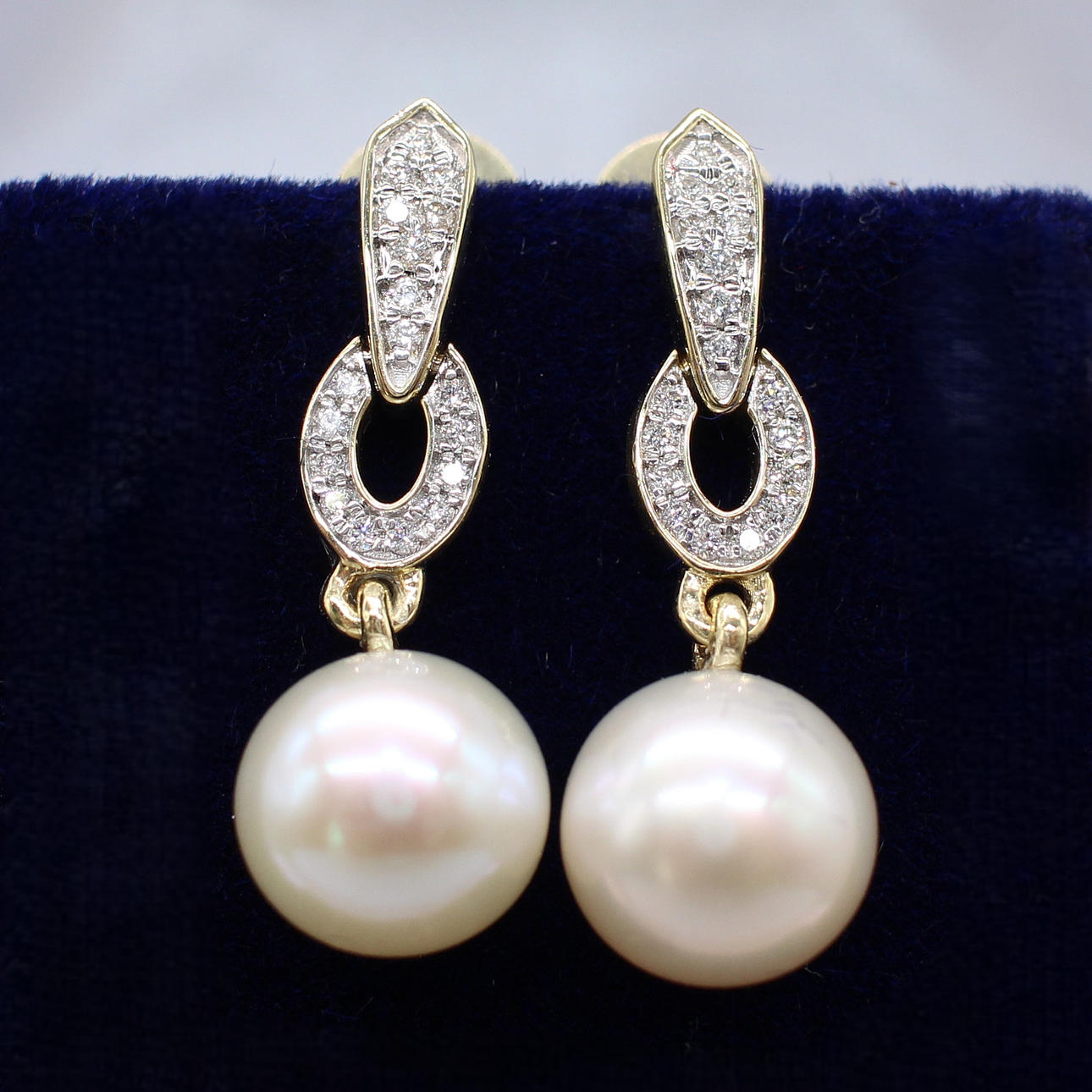 WHITE PEARL & DIAMOND EARRINGS.