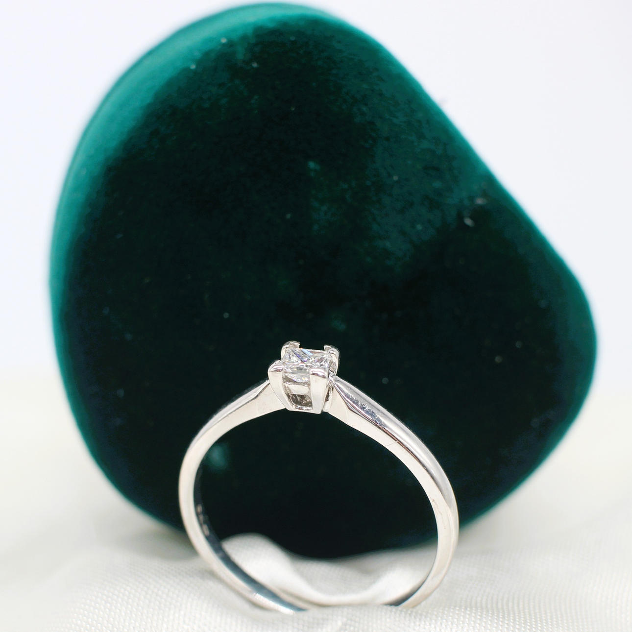 18K DIAMOND SOLITAIRE RING PRINCESS CUT.