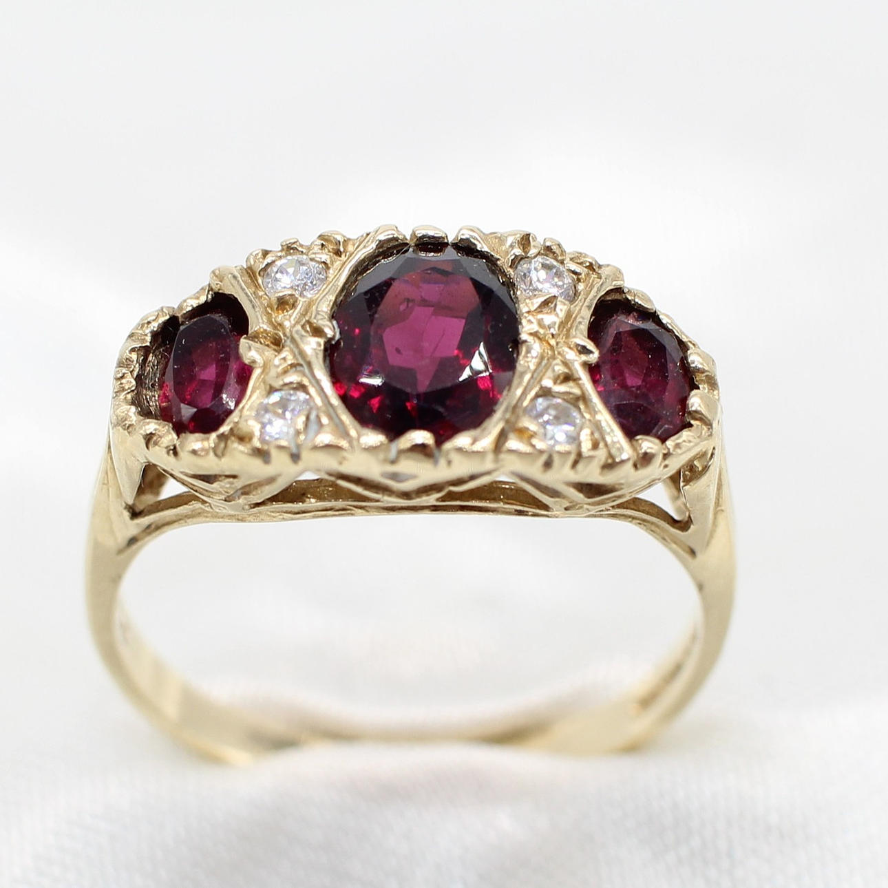 VINTAGE STYLE GARNET TRILOGY RING.