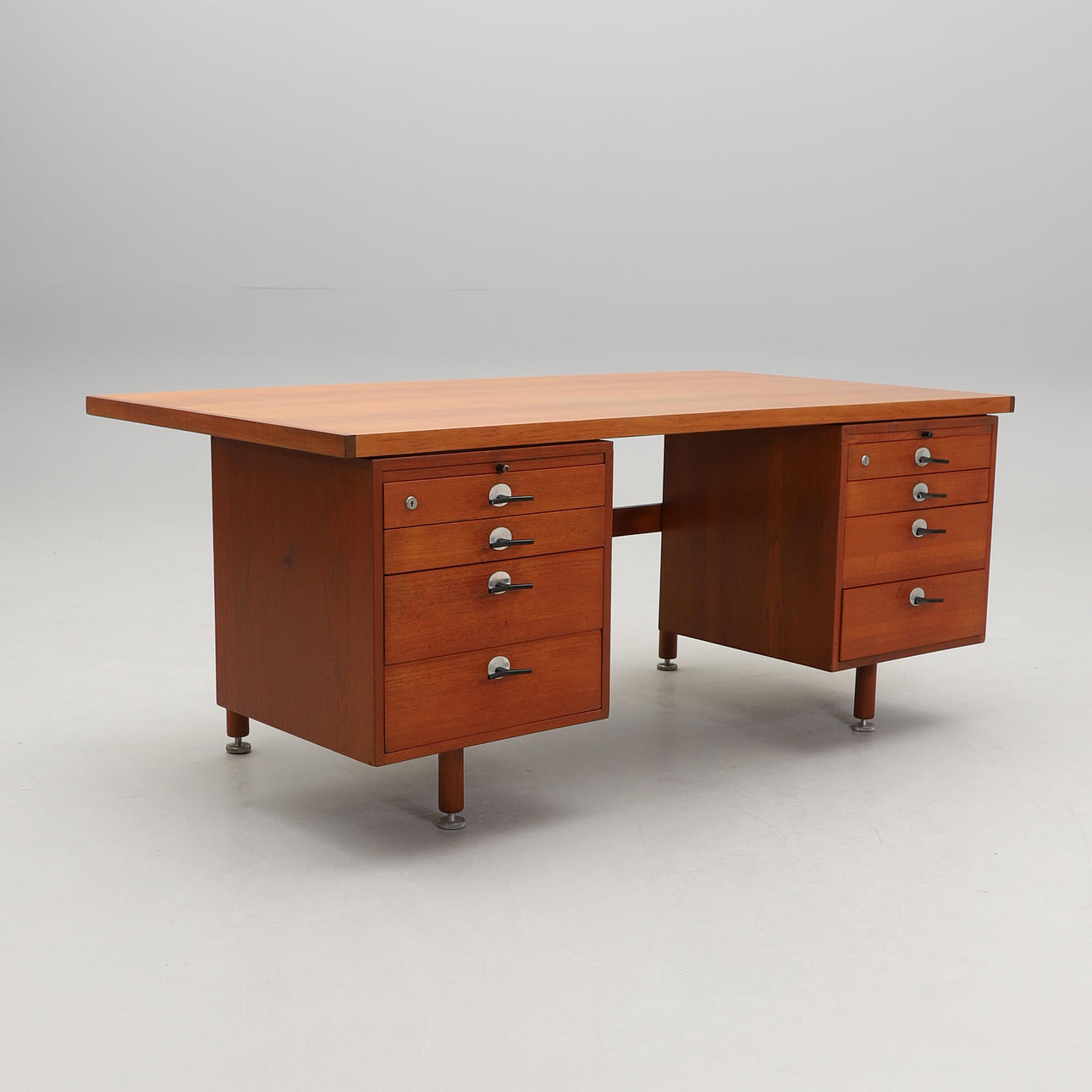 JENS RISOM. SKRIVBORD, teak, 1960-tal.