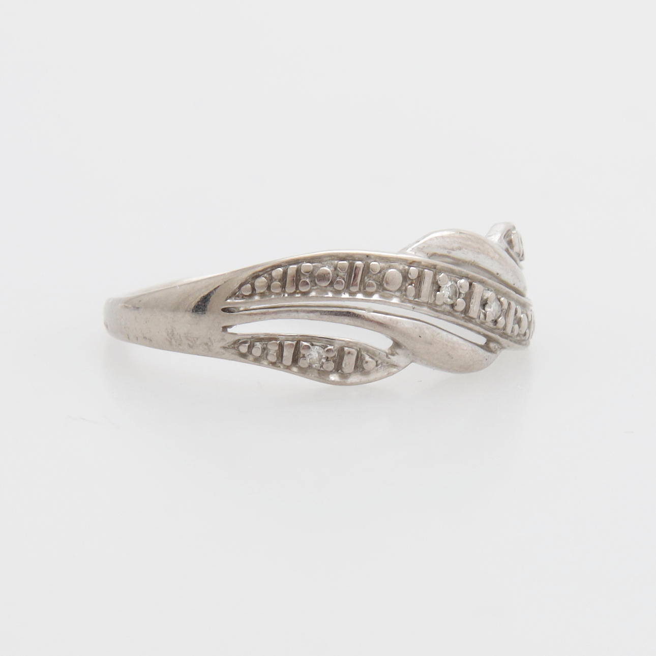 RING MED STENAR, vitguld 18K, totalvikt 2,30 gram.