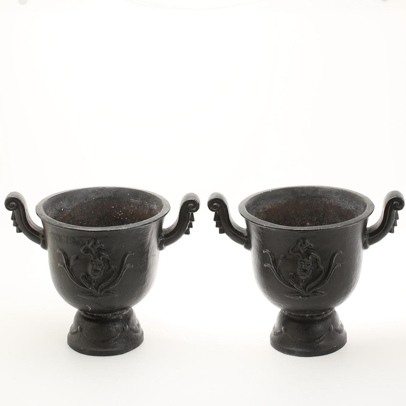 TRÄDGÅRDSURNOR, ett par. Aluminium, 1970-tal. Formgiven 1921 av Ivar Johansson, Faunurnan Näfveqvarns Bruk.