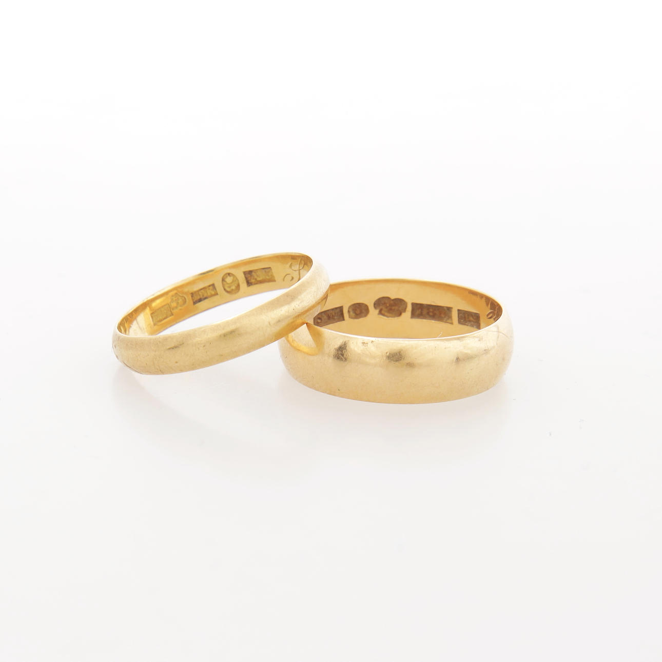 RINGAR, 2 st, guld 18K, vikt 8,07 gram.