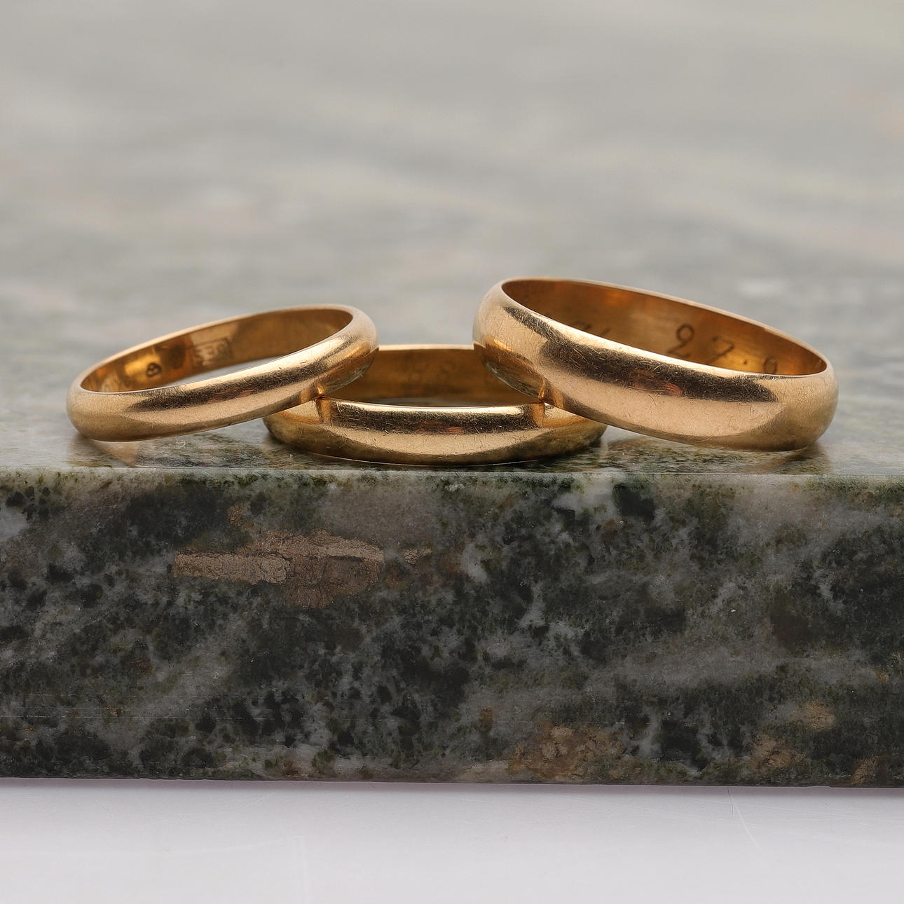 RINGAR, 3 st, 18k guld, totalvikt ca 10,6g.