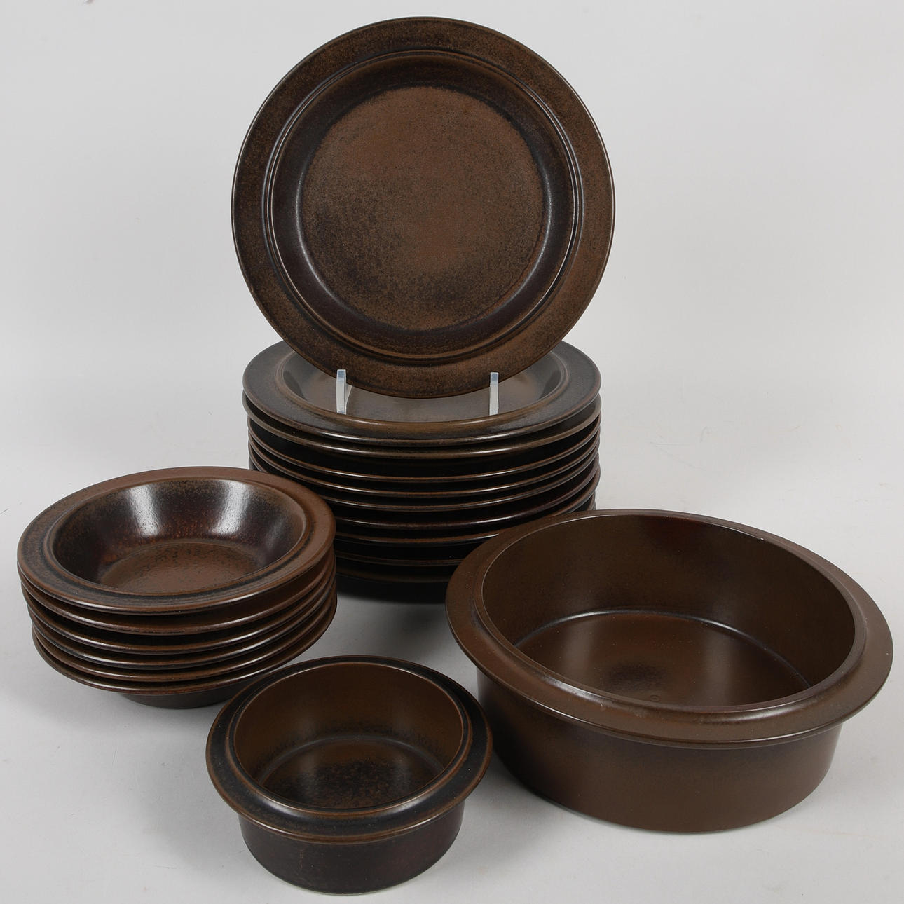 ULLA PROCOPÉ. Tableware, 18 pcs, "Ruska", stoneware, Arabia.