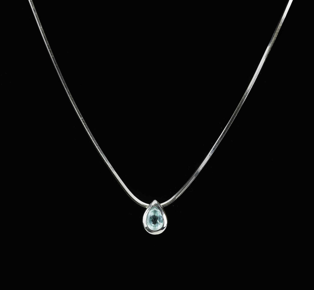 COLLIER, vitguld 750, droppformad blå sten.