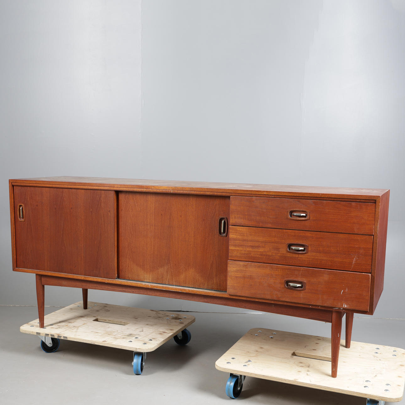 A 20TH CENTURY TEAK SIDEBOARD.