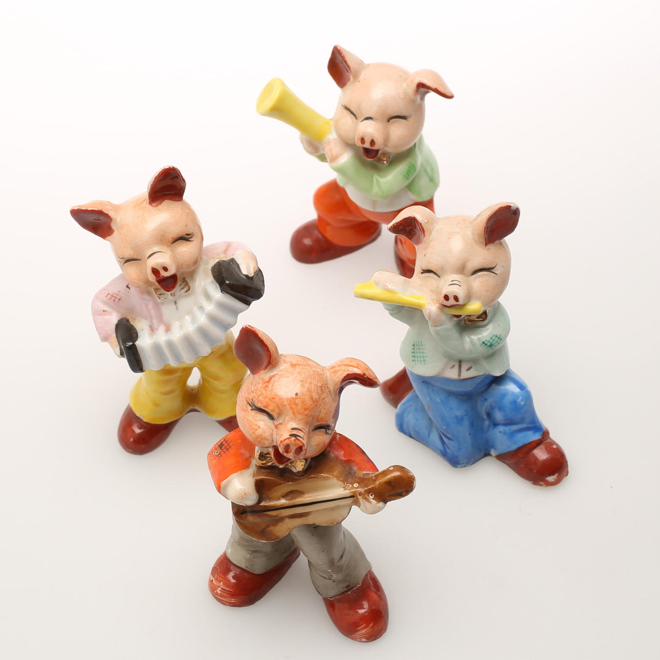 FIGURINER, 4 st, porslin, spelande grisar.