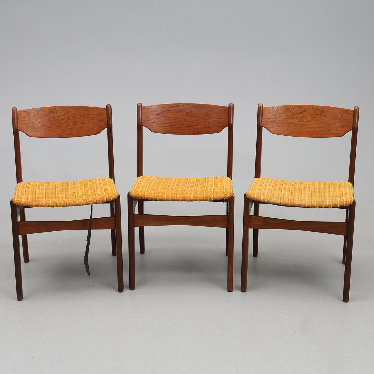 STOLAR. 3 st, teak, klädd sits, Danmark.