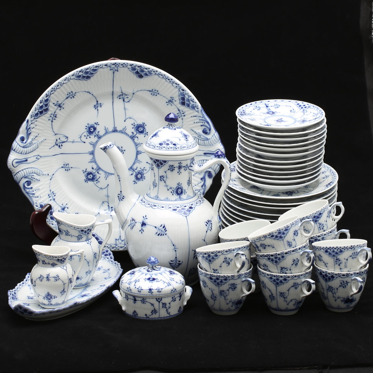 KAFFESERVIS, 43 delar, "Musselmalet", Royal Copenhagen, Danmark.