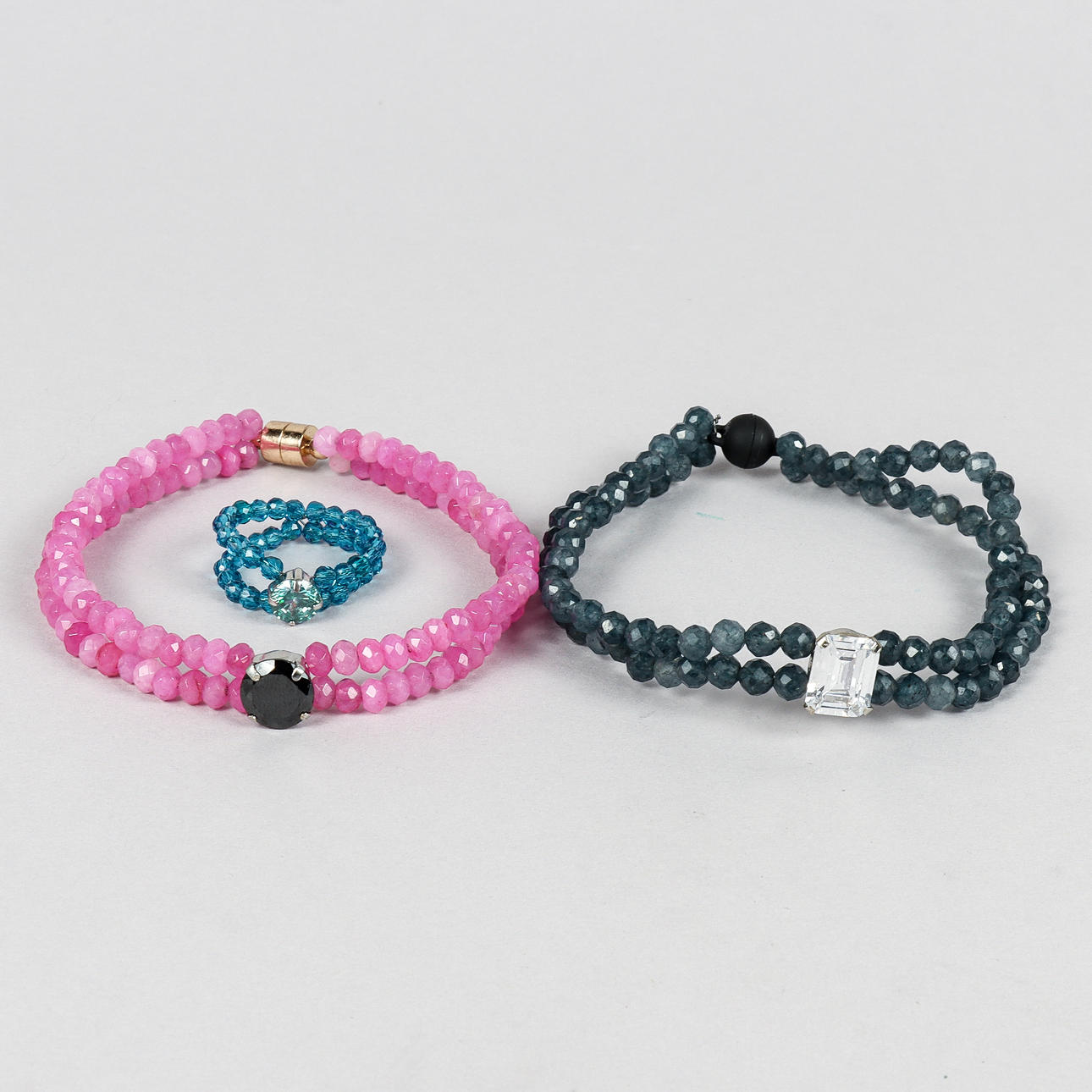 ARMBAND 2 stycken med ädelstenar.