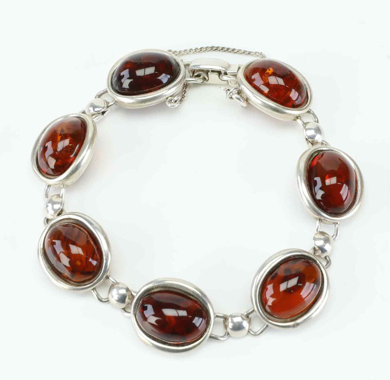 ARMBAND, bärnsten, silver, 1900-talets andra hälft.