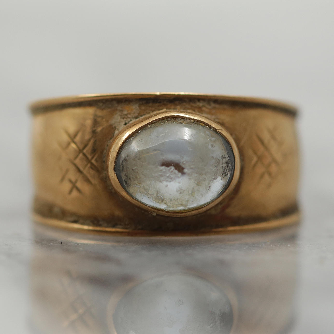 18K GULDRING, VIT STEN, RAHLÉN BORÅS K9 (1960).