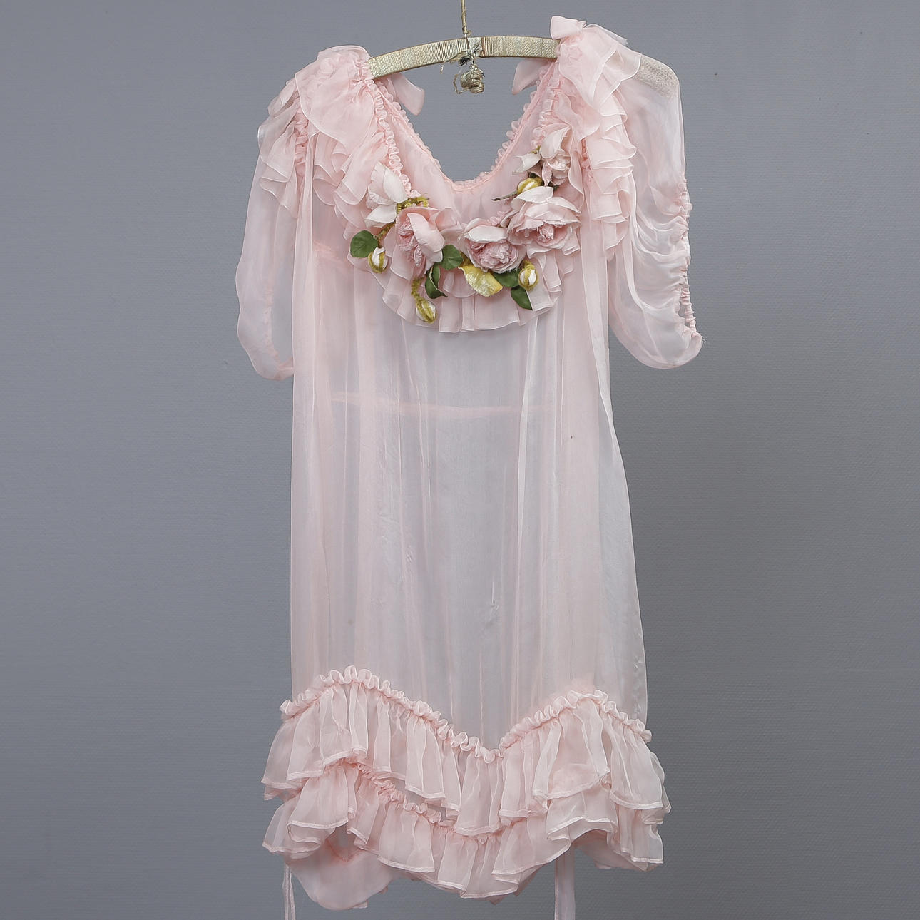 ROSA NEGLIGÉ MED BLOMSTERDEKOR, 1900-TAL.