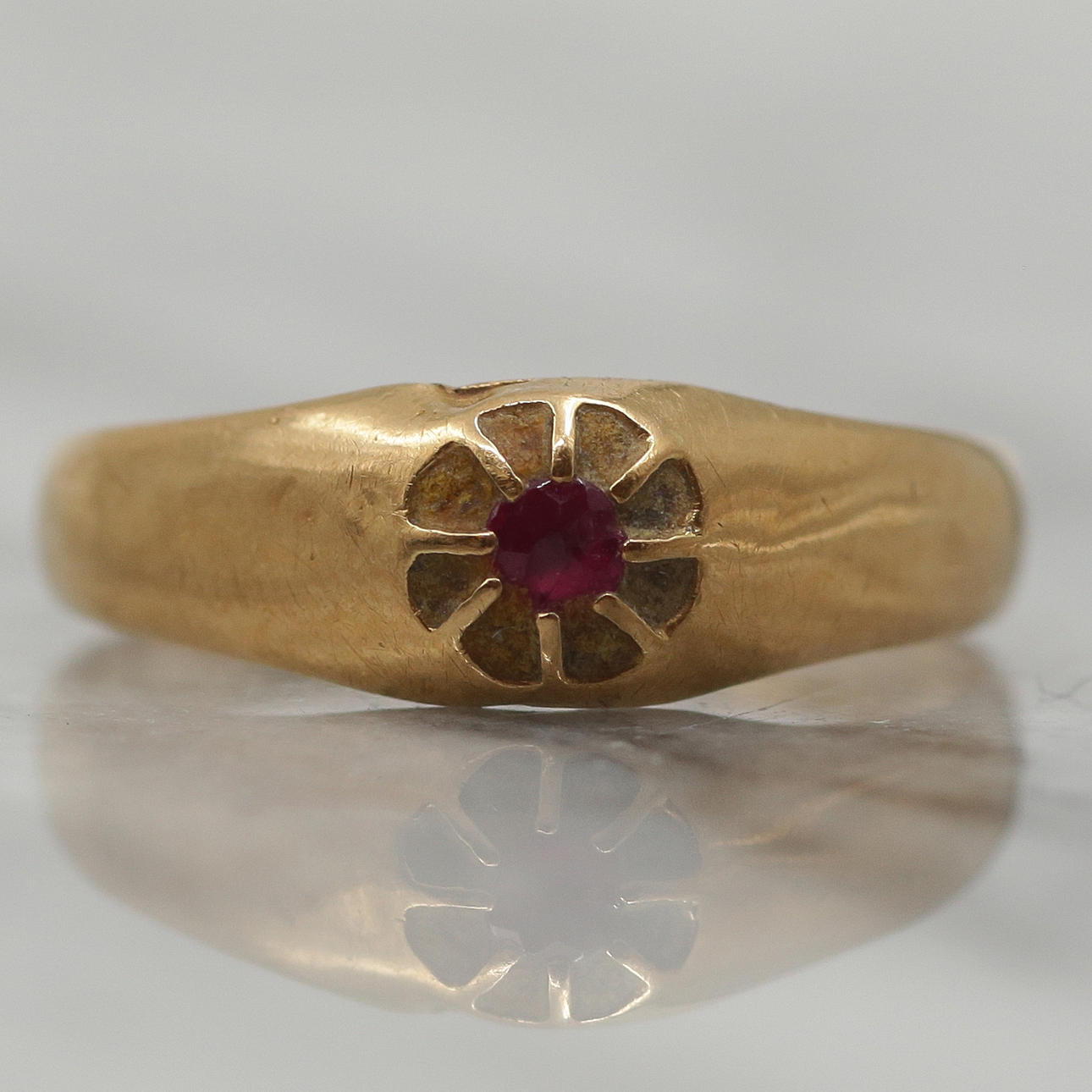 18K GULDRING MED RÖD STEN.