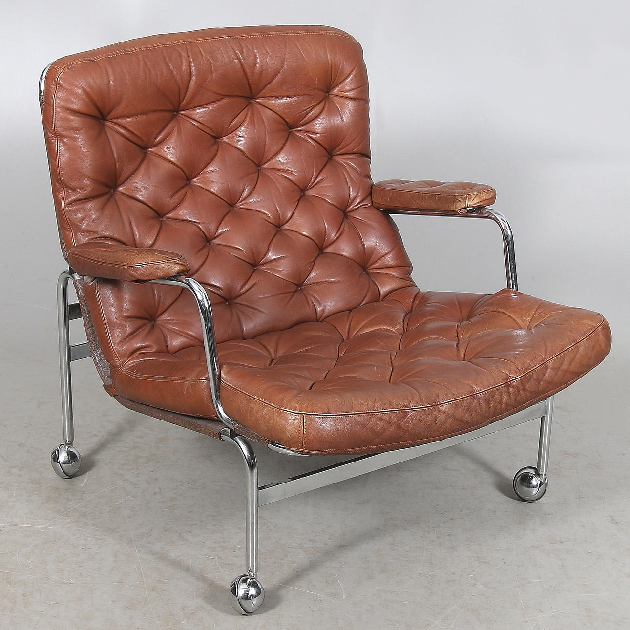 BRUNO MATHSSON. Fåtölj, skinn och krom, "Karin", Dux, 1900-tal.