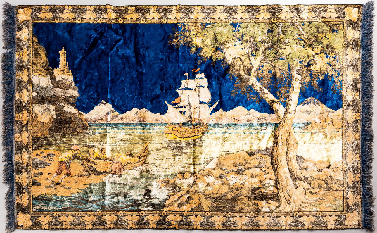 CARPET/WALL HANGING. 185 x 118 cm.