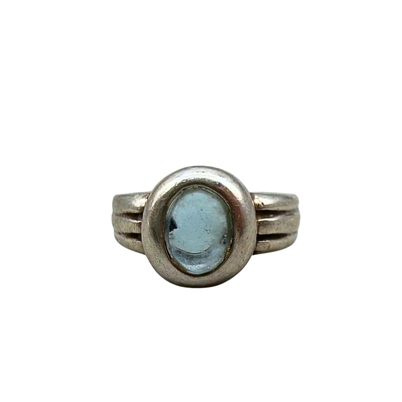925 SILVER RING WITH A LIGHT BLUE ROCK CRYSTAL.