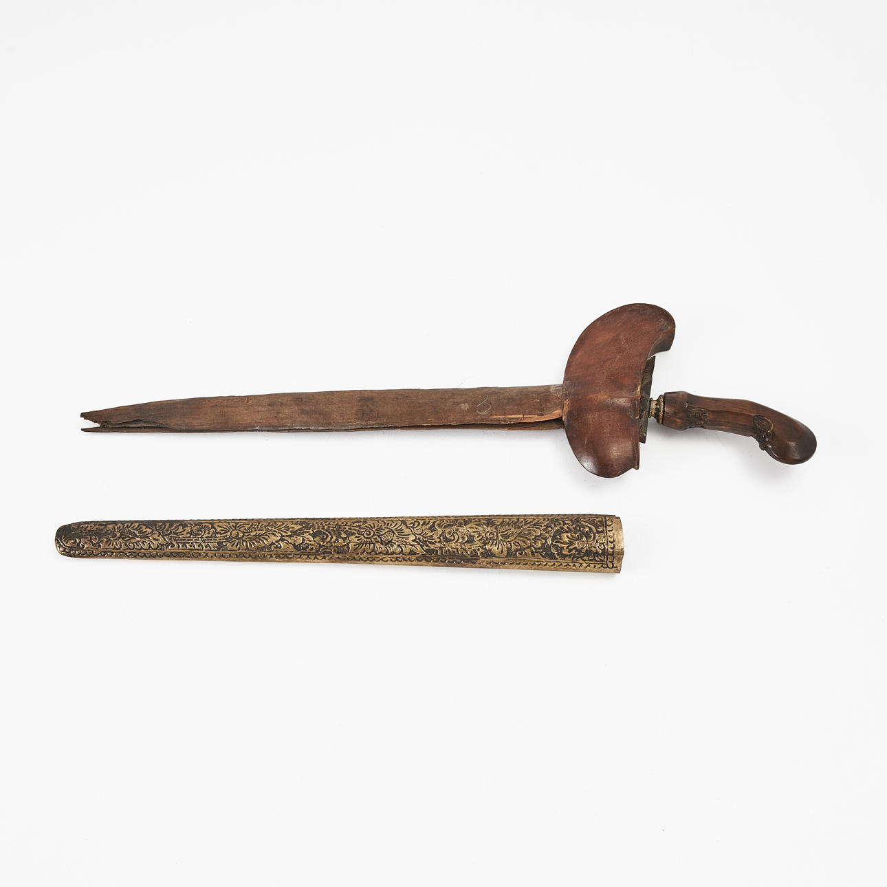 KRIS, Indonesien, 1900-tallet, klinge af jern, fæste af træ med ...