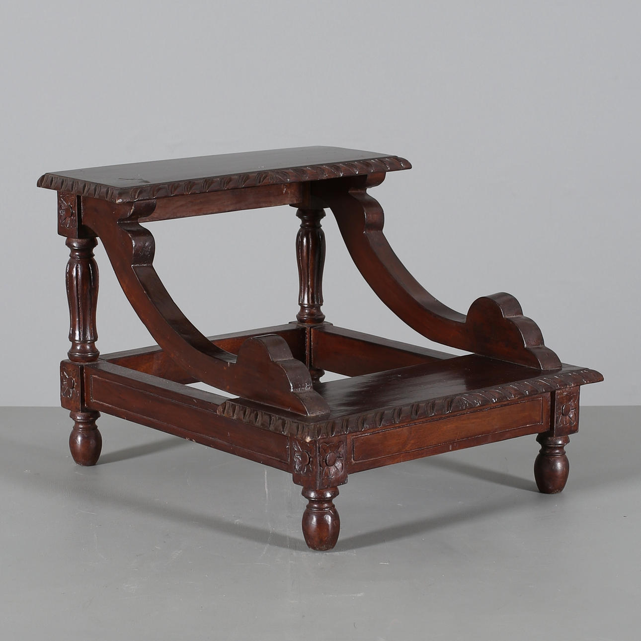 BIBLIOTEKSPALL, 2-steg, modern tillverkning.