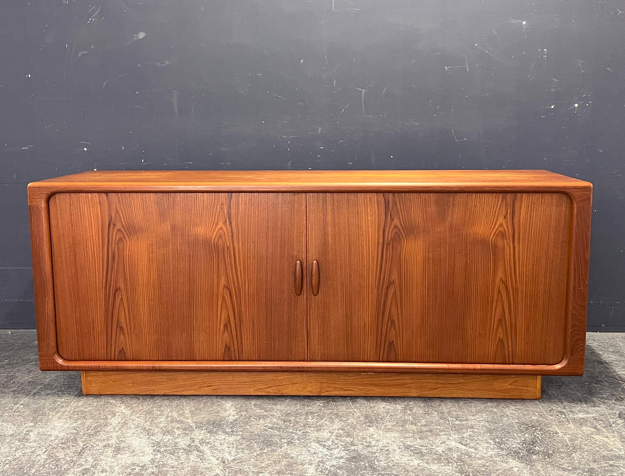 SIDEBOARD DYRLUND.