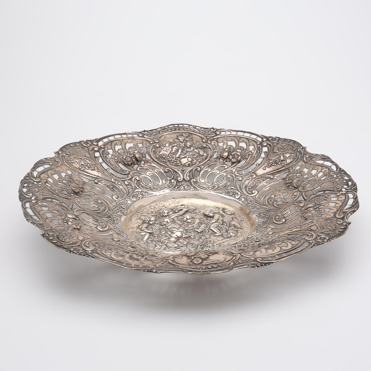 OVAL DISH, SILVER, WEIGHT 915 GRAMS.